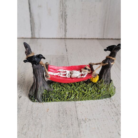Skeleton on hammock Halloween Village accessory decor figure - Picture 5 of 8